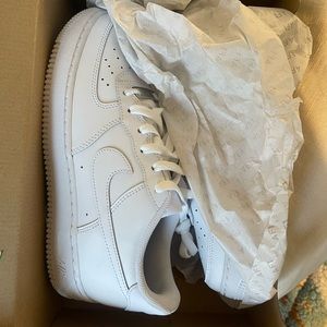 Size 7Y or 8.5W Air Force One’s